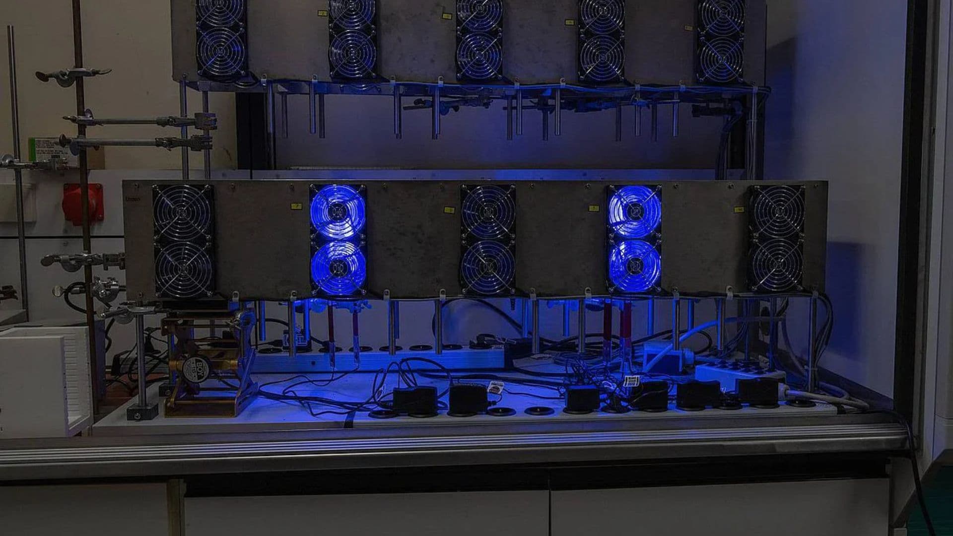 Převratná baterie se nabíjí sluncem a uvolňuje zelený vodík s 72% účinností: Mění barvu podle nabití!