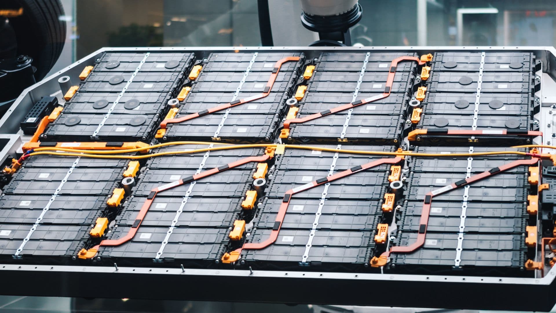 Revoluce v bateriích: Tenká vrstva lithia zvýší dojezd elektromobilů o 20 % a sníží ztráty o 75 %