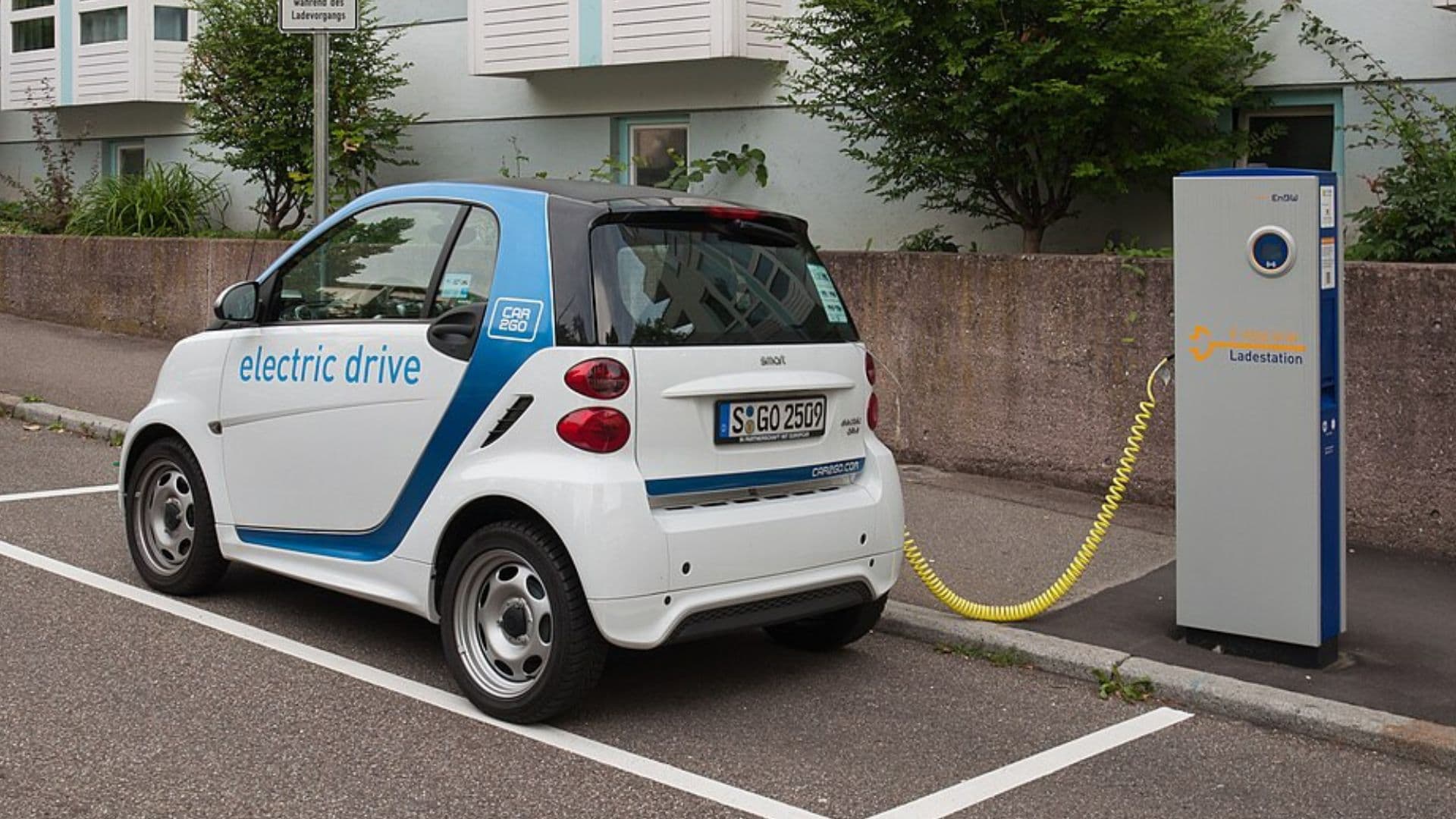 Vynález z Tokia: Laboratorní zařízení zrychluje vývoj bezdrátového nabíjení pro elektromobily