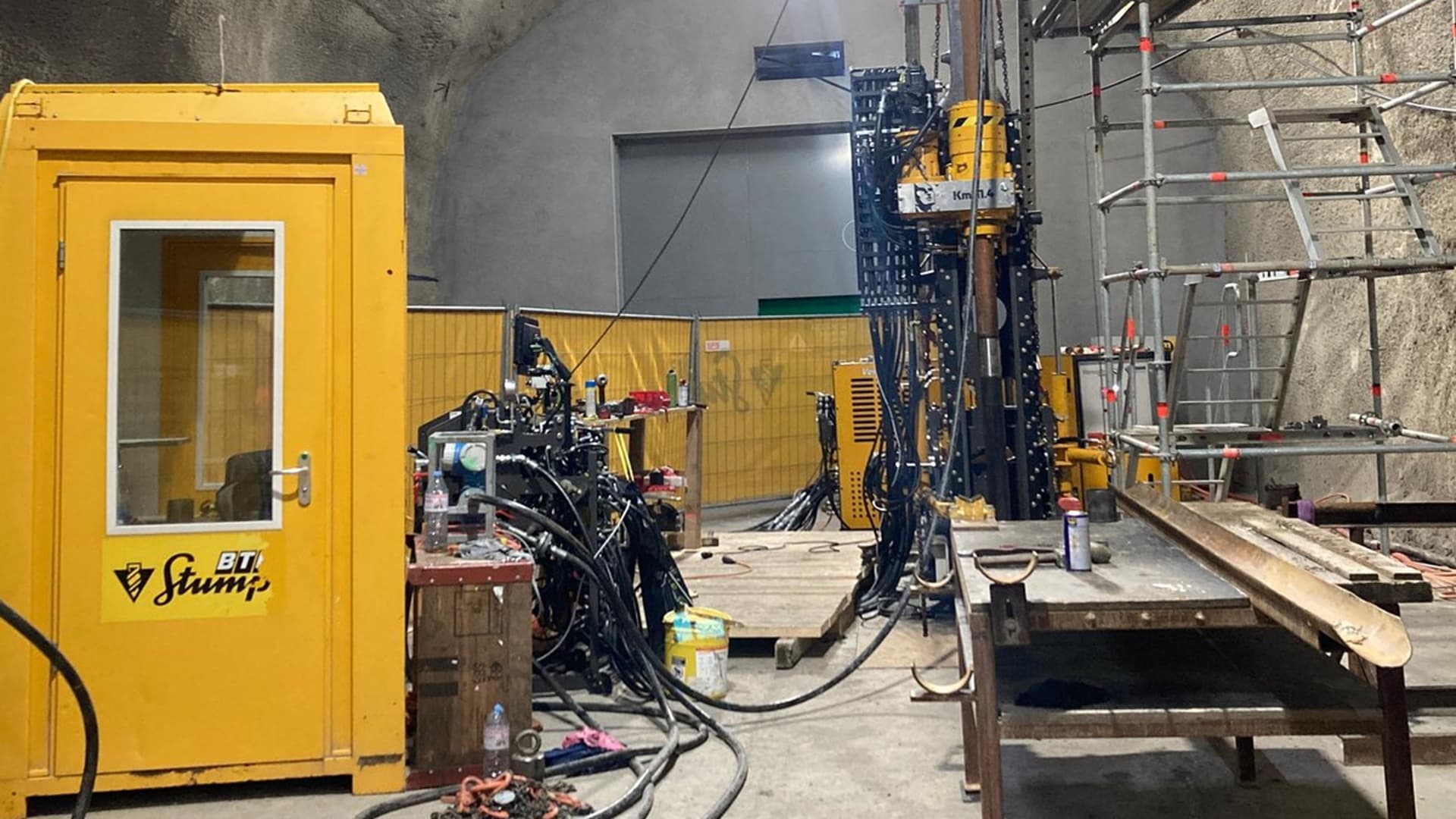 Vědci vrtačkou do hlubin země: Klíč k bezpečnému uložení jaderného odpadu?