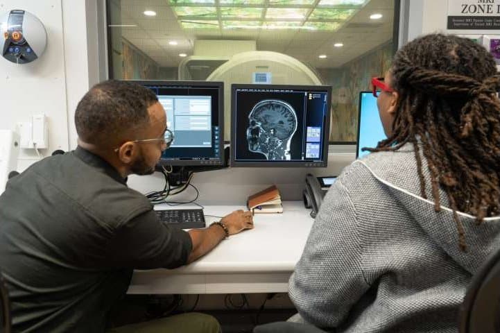 Srpkovitá anémie mění mozek, ale ten se brání: Nový výzkum odhaluje fascinující kompenzační mechanismy