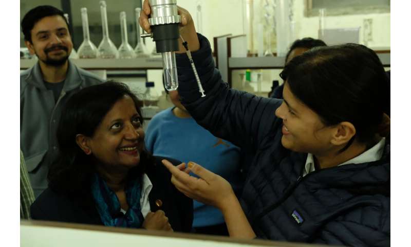 Slunce a kovové katalyzátory: Vědci vyvinuli revoluční metodu čištění vody pro venkovský Nepál