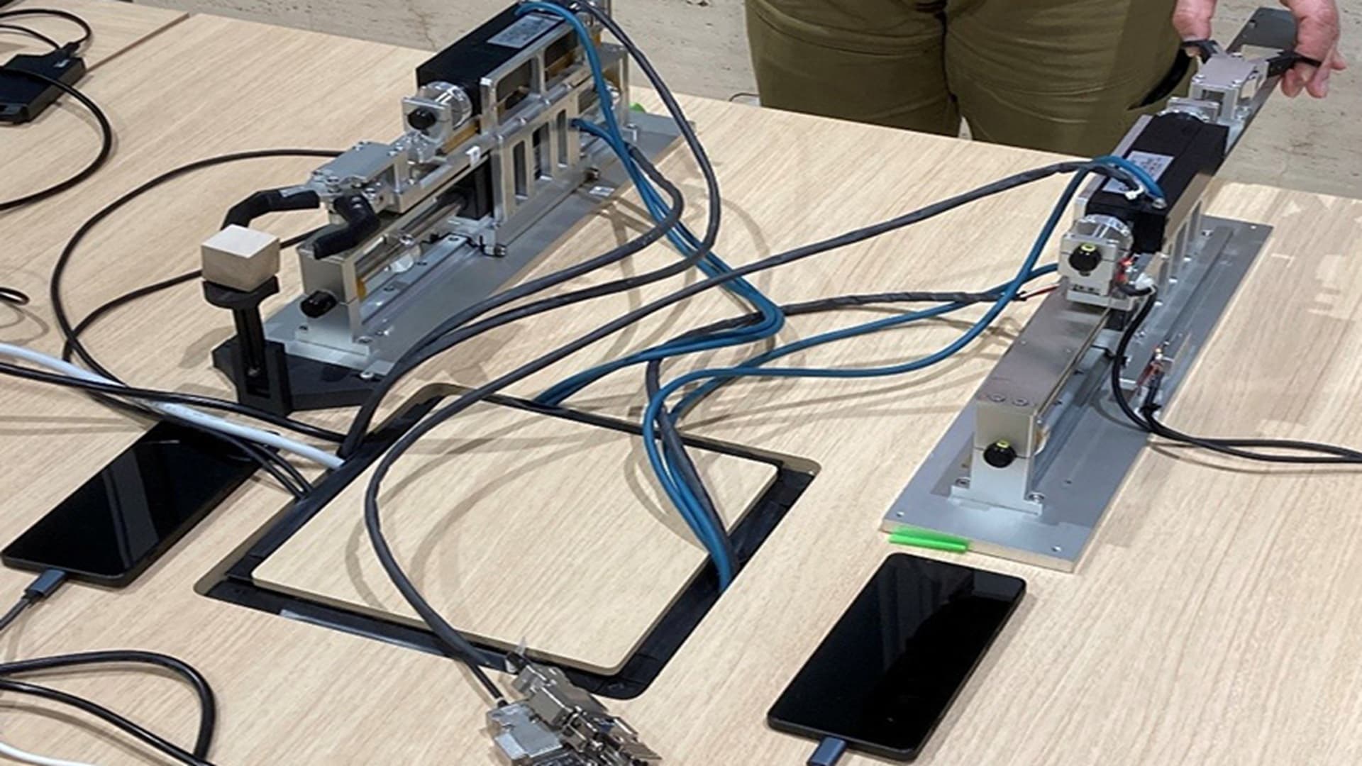 Revoluce v dálkovém ovládání: Nová 5G technologie umožňuje robotům „cítit“ dotek a reagovat o 40 % lépe