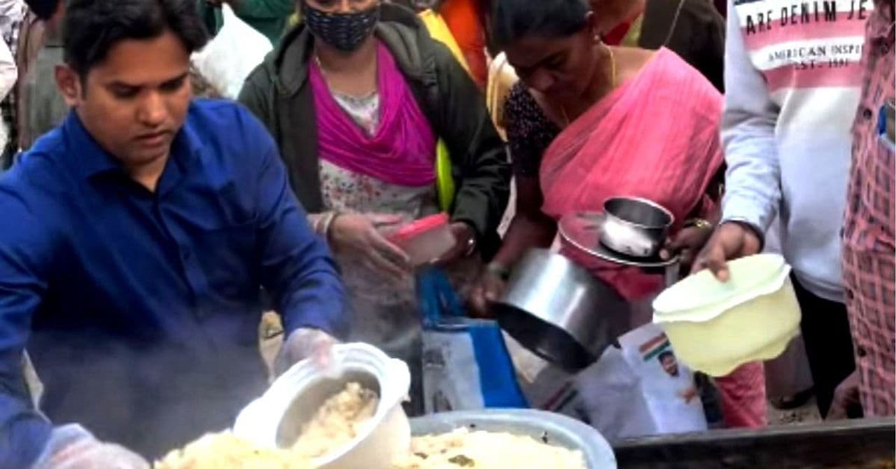 Muž z Hajdarábádu denně vaří pro nemocné, než jde do práce