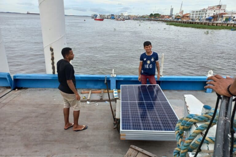 Amazonské komunity si samy staví energetickou nezávislost: Solární panely a říční turbíny mění životy