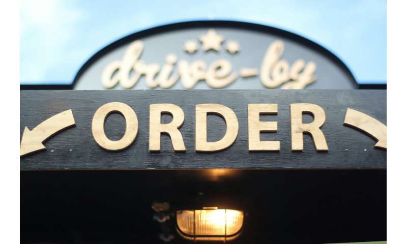 S AI u okénka si objednáte víc hranolek: Nová studie odhaluje, jak nás ovlivňuje hlasová umělá inteligence